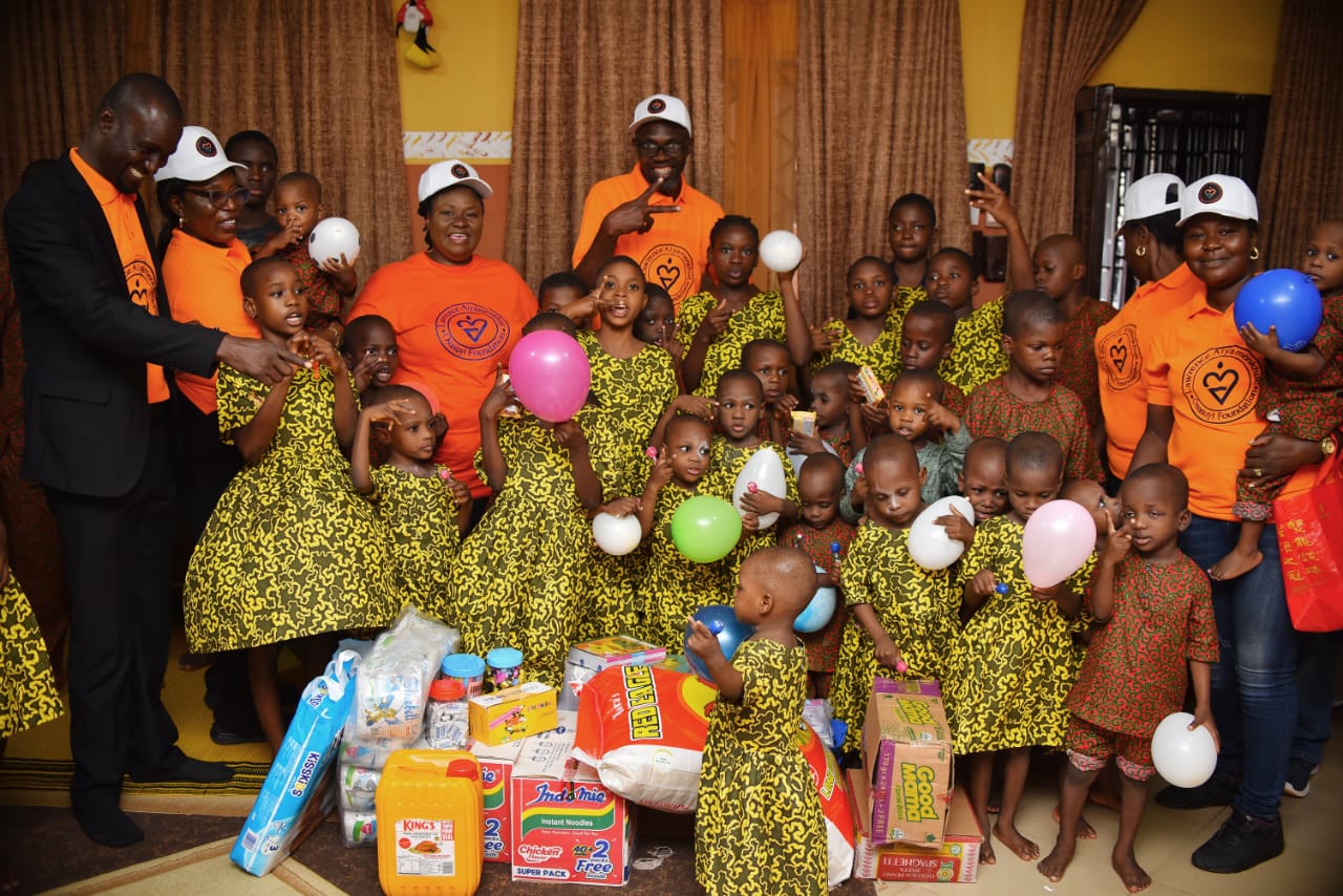 LAOF volunteers and children gathered with supplies and balloons