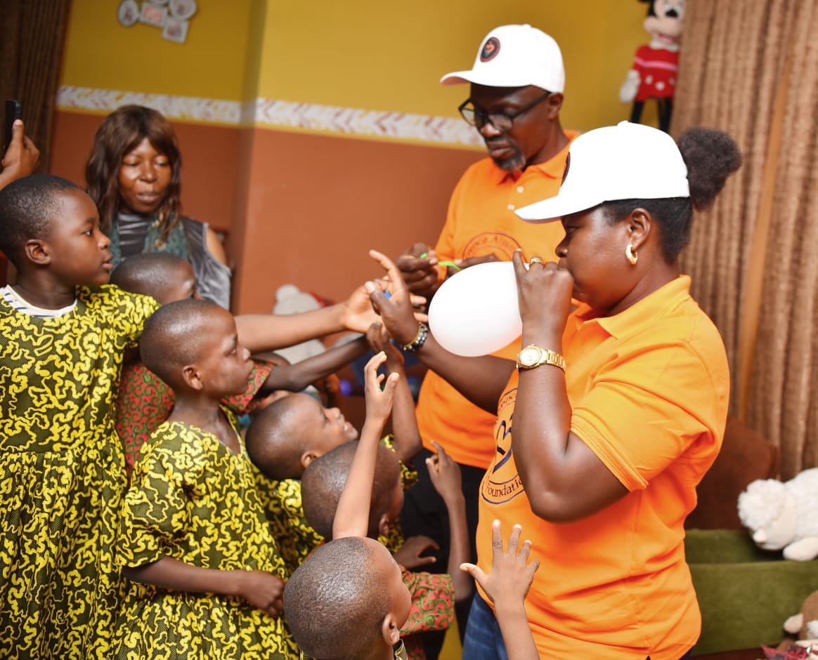 A LAOF volunteer speaking to children and caregivers