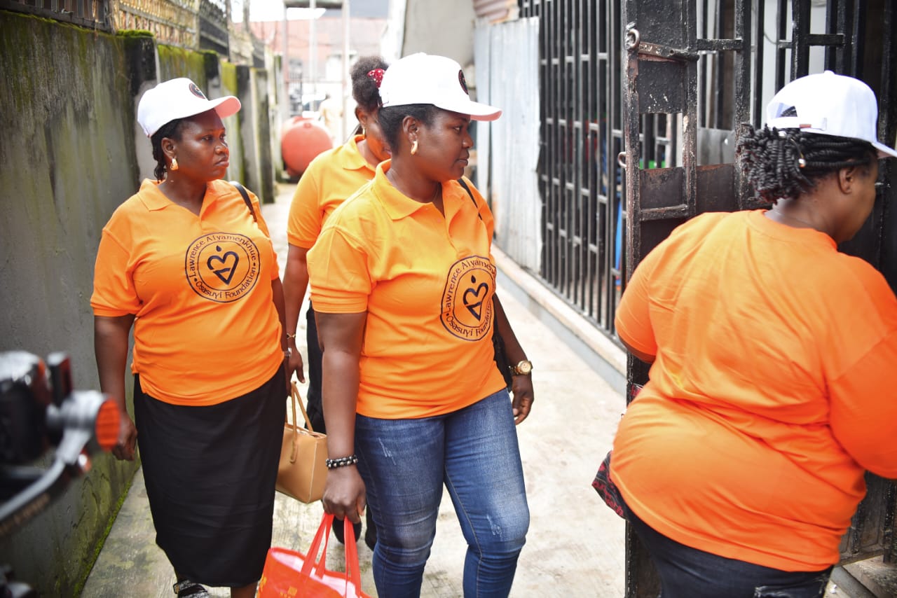 LAOF volunteers arriving at the entrance to an outreach venue